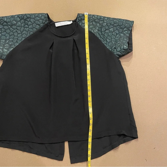 Hunter Bell Split Back Embossed Sleeve Silk Blouse Size Medium - Picture 10 of 11